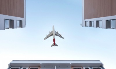 самолет полет здания