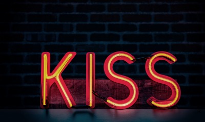 kiss надпись неоновая подстветка