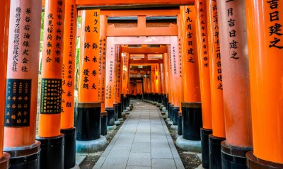 тоннель оранжевый столбы япония