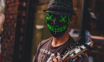 парень маска гитара