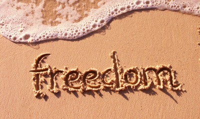 надпись freedom песок вода волна