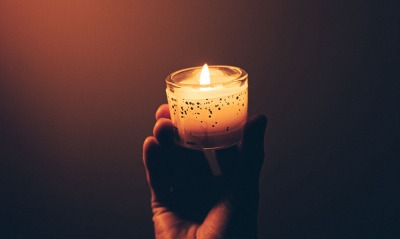 свеча, рука