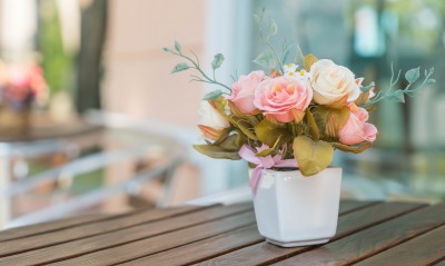 розы нежные на столе в вазе