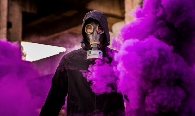 мужчина противогаз дым фиолетовый капюшон