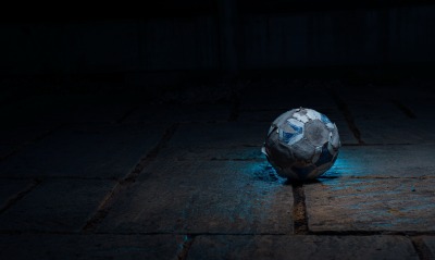мяч старый на полу