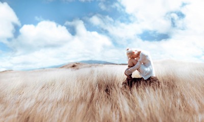 девушка поле сухая трава облака