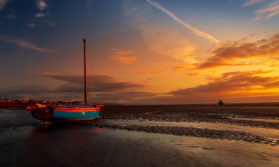 яхта лодка отлив берег вечер на закате горизонт