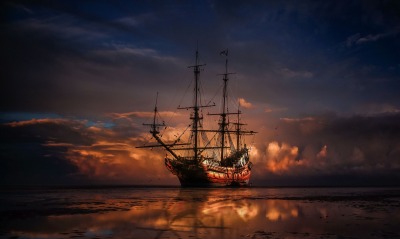 корабль парусник на закате море