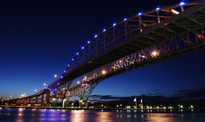 Мост с синими огнями