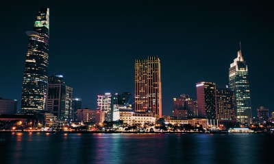 город ночь река небоскребы здания свет