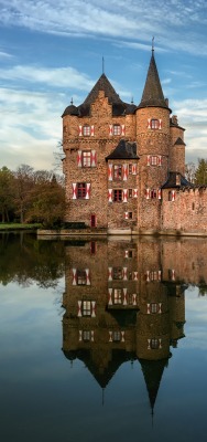 замок озеро отражение