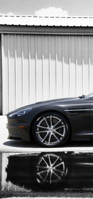 Пепельный Aston Martin