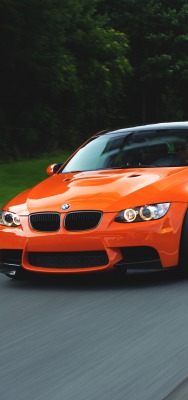оранжевый автомобиль BMW