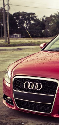красный автомобиль Audi S4
