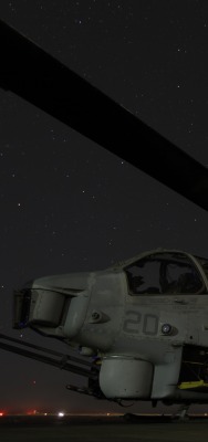вертолет под звездным небом