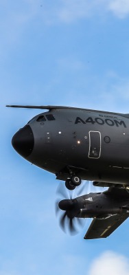 Самолет Airbus A400M небо