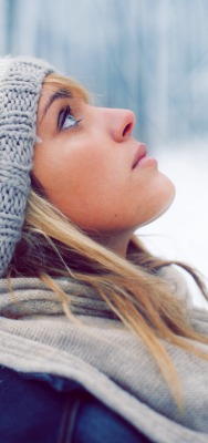 Девушка взгляд зима шапка дерево