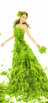 Девушка платье из листьев