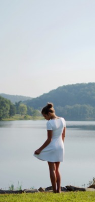 Девушка на берегу озера