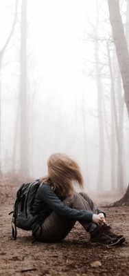 девушка тропинка лес туман пасмурно