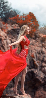 девушка платье скалы в красном