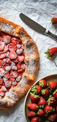 тарелка клубника ягода пирог