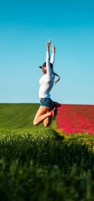 поле девушка прыжок ясный день радость