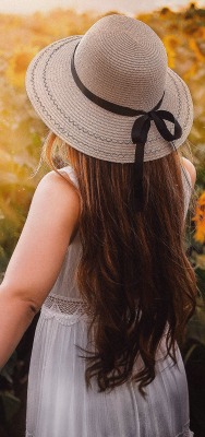 девушка подсолнухи поле лучи шляпа