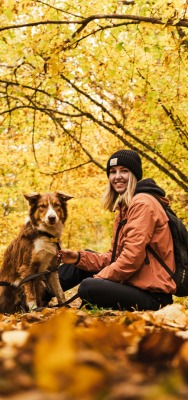 девушка собака лес осень листья