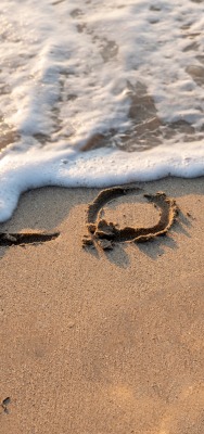 love надпись песок волна