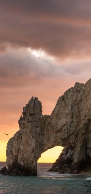 скалы море арка на закате