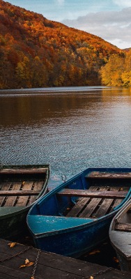 лодки река осень холмы ущелье