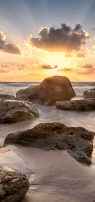 камни берег море на закате песок