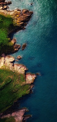 побережье утес катер море скалы