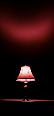 лампа торшер темный фон свечение