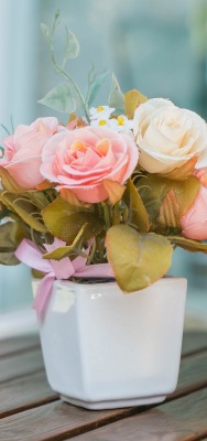 розы нежные на столе в вазе
