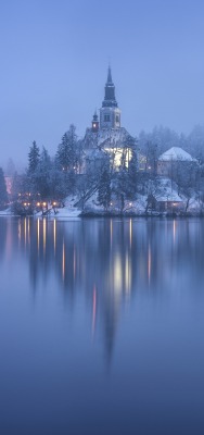 замок озеро туман зима