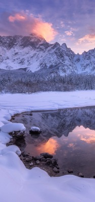 зима снег озеро горы на закате