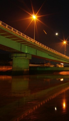 Фонари на мосту через реку