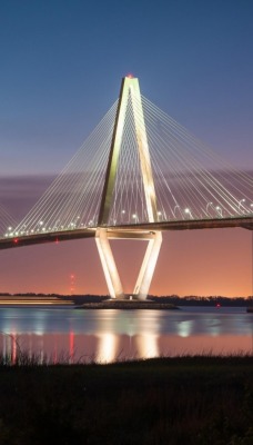 перламутровый закат над мостом