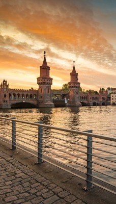 берлин германия набережная река город на закате