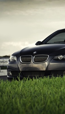 Черный BMW на траве
