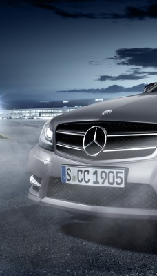 Mercedes в свете прожекторов
