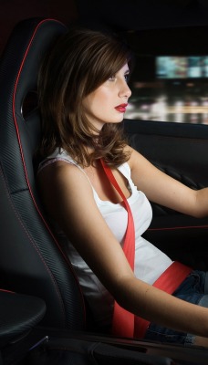 Девушка за рулем Nissan GTR