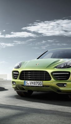 Красный и зеленый Porsche Cayenne