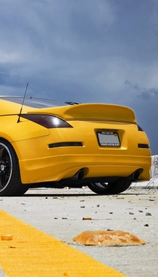Желтый Nissan 350Z