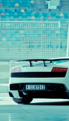 Lamborghini на изумрудном фоне