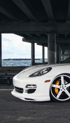 белая Porsche под мостом