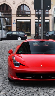 красная Ferrari 