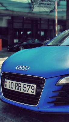 Голубая Audi R8 